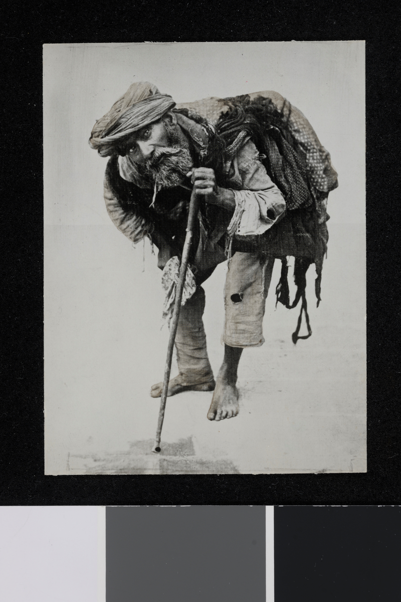 En persisk Dervisj (pilgrim). Fotografi tatt av/ samlet inn av Elisabeth Meyer fra reise til Iran 1929.