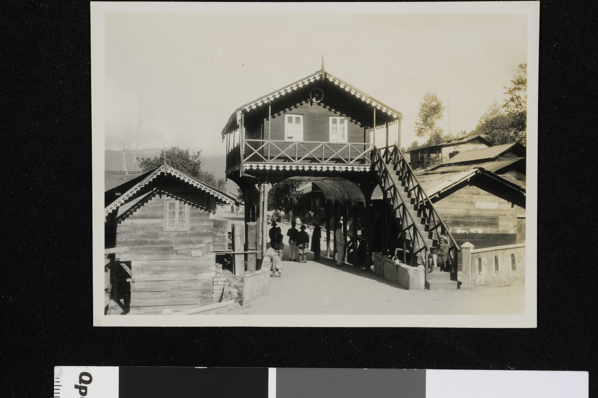 Byporten i Gangtok, Sikkims hovedstad. Fotografi tatt i forbindelse med Elisabeth Meyers reise til India 1932-33.