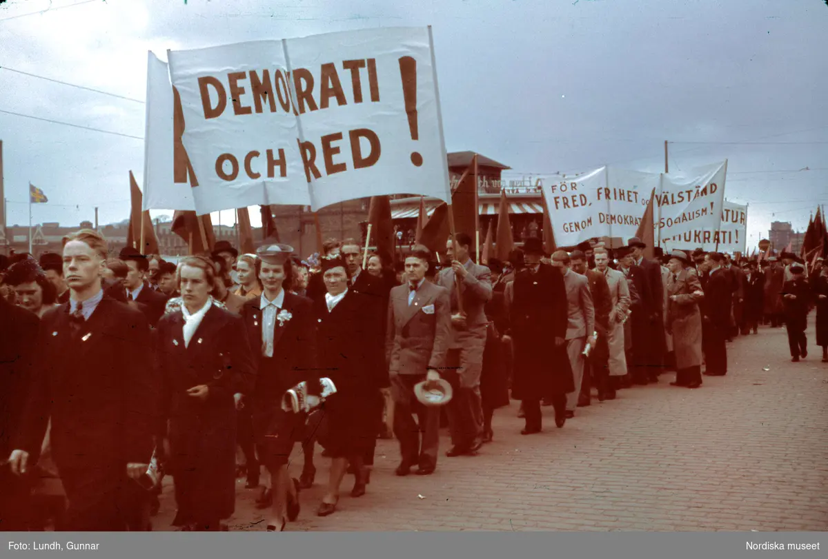En grupp människor demostrerar för demokrati och fred, 1939. Troligen 1 maj.