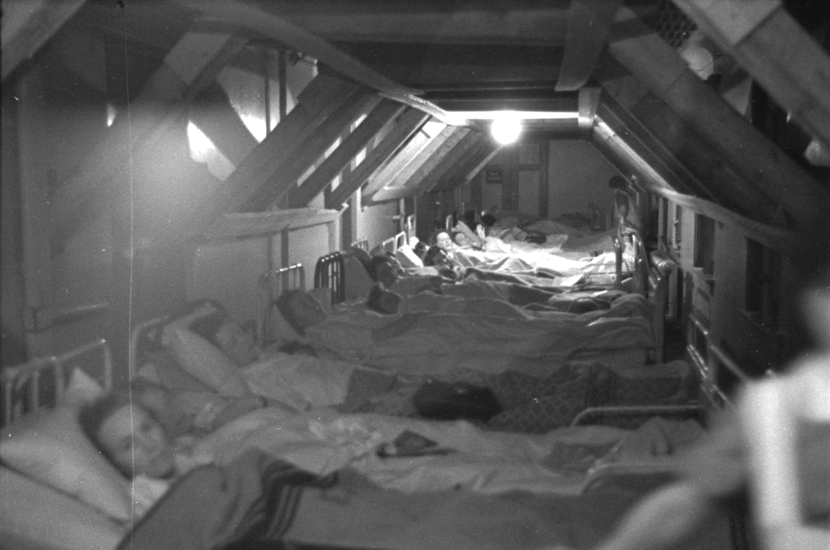 Pasienter og senger i kjelleren til E. C. Dahls stiftelse ved flyalarm under 2. verdenskrig