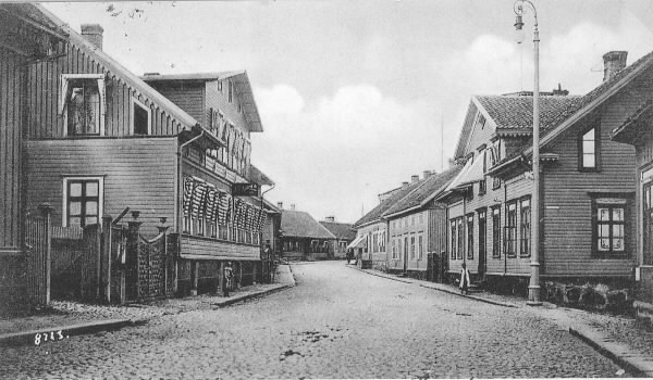 Stadsbebyggelse längs Storgatan i Falkenberg. Bilden är daterat 1904-10-17, fotografen är okänd.