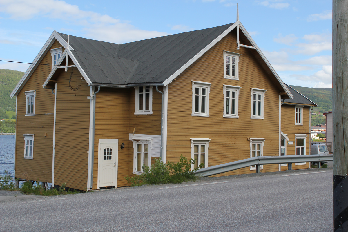 Kramvikbrygga ble bygd i 1887 som pakkhus for Reisen forbrukerforening.