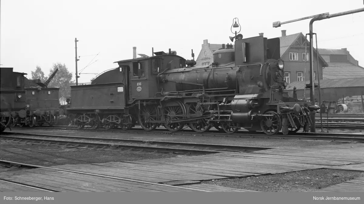 Damplokomotiv type 27a nr. 235 ved vannstenderen på Hamar stasjon
