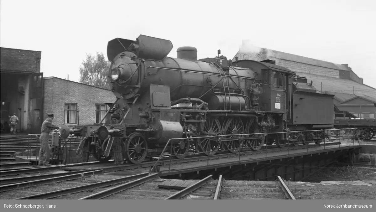 Damplokomotiv type 30b nr. 364 på svingskiven på Hamar stasjon