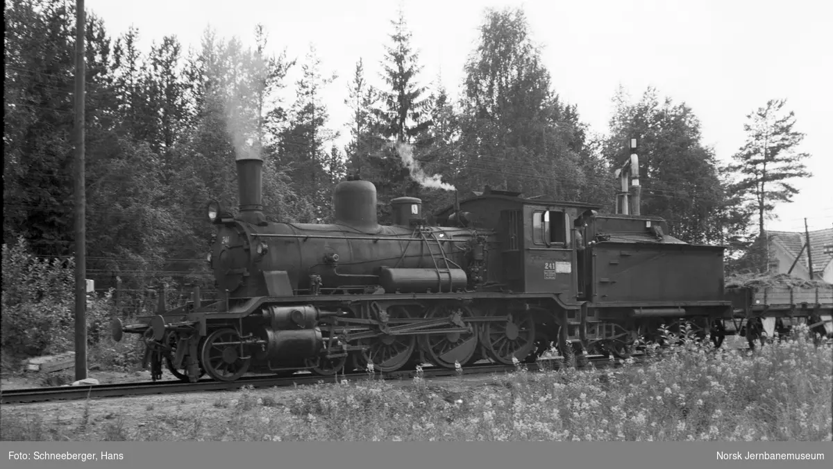 Damplokomotiv type 18c nr. 241 med grusvogn ved vannstenderen på Koppang stasjon
