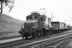 Elektrisk lokomotiv El 1 nr. 2002 med godstog på Sundland ve