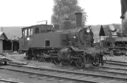 Utrangert damplokomotiv type 20b nr. 250 utenfor lokomotivst