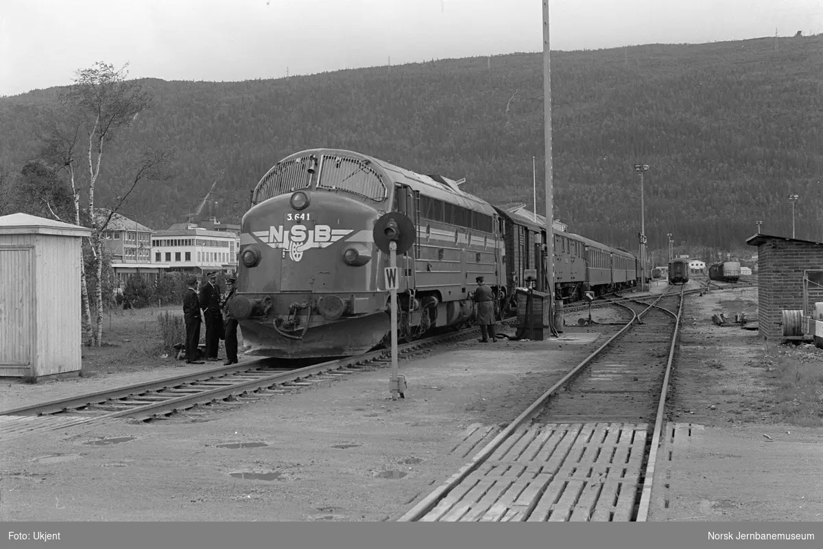 Diesellokomotiv Di 3 641 med dagtoget fra Trondheim til Bodø, tog 451, på Mo i Rana stasjon