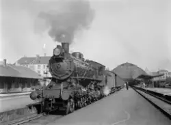 Damplokomotiv type 26b nr. 230 med persontog på Bergen stasj