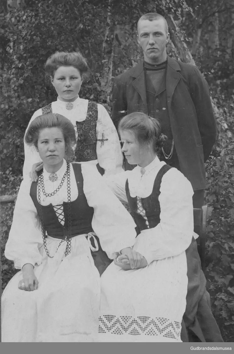 Bak: Magnhild Jevnheim (f. 1892 g. Ødegård) og Tore Ødegård (f. 1888).  
Fremst f.v.: Andrea Hyrve (f. Grotli 1889 g. Lykre) og Matgrete Flåten (f. 1891 g. Dagsgard)
