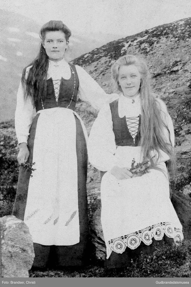 F.v.: Laura Grotli (f 1882 g. Odden) og Kari Skjåk (f. 1885 i Svartholet)