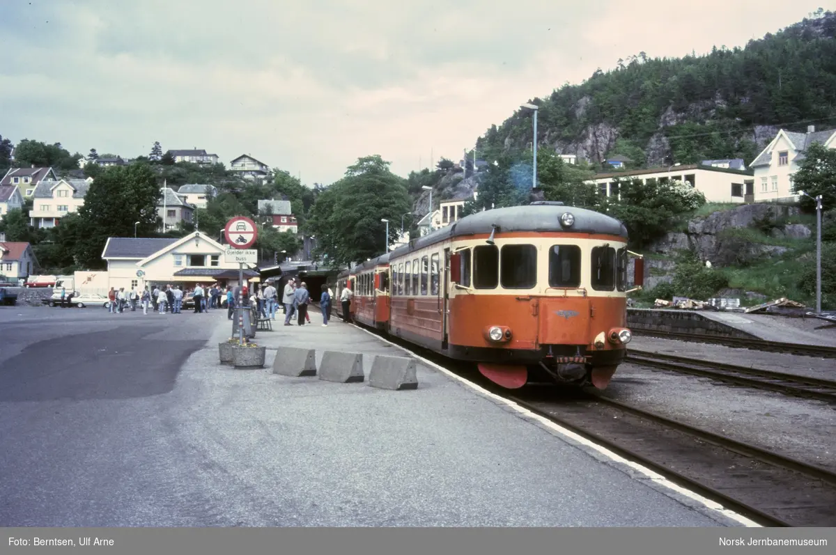 Persontog fra Sira med tre motorvogner tye BM 89 på Flekkefjord stasjon