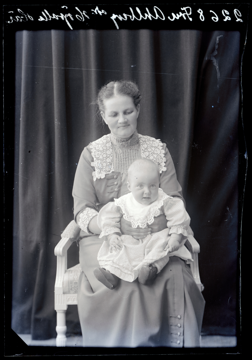 Enligt fotografens journal nr 2 1909-1915: "Ahlberg, Fru Salteriet".