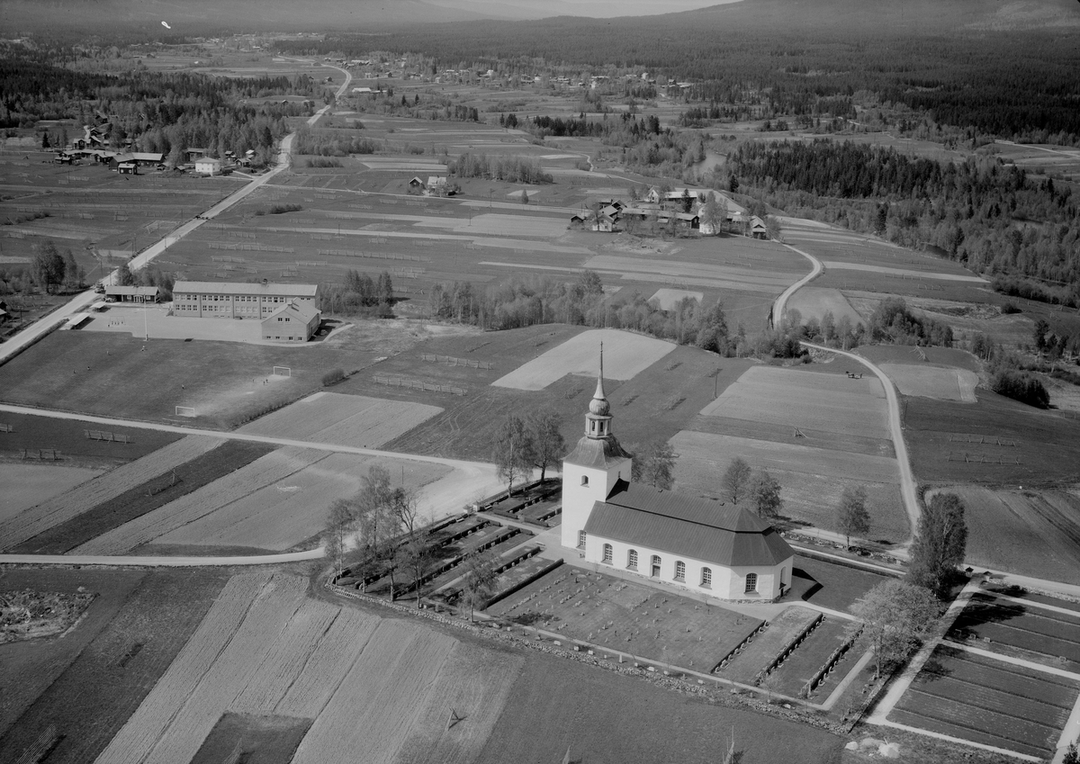 Flygfoto över Våmhus kyrka år 1962.