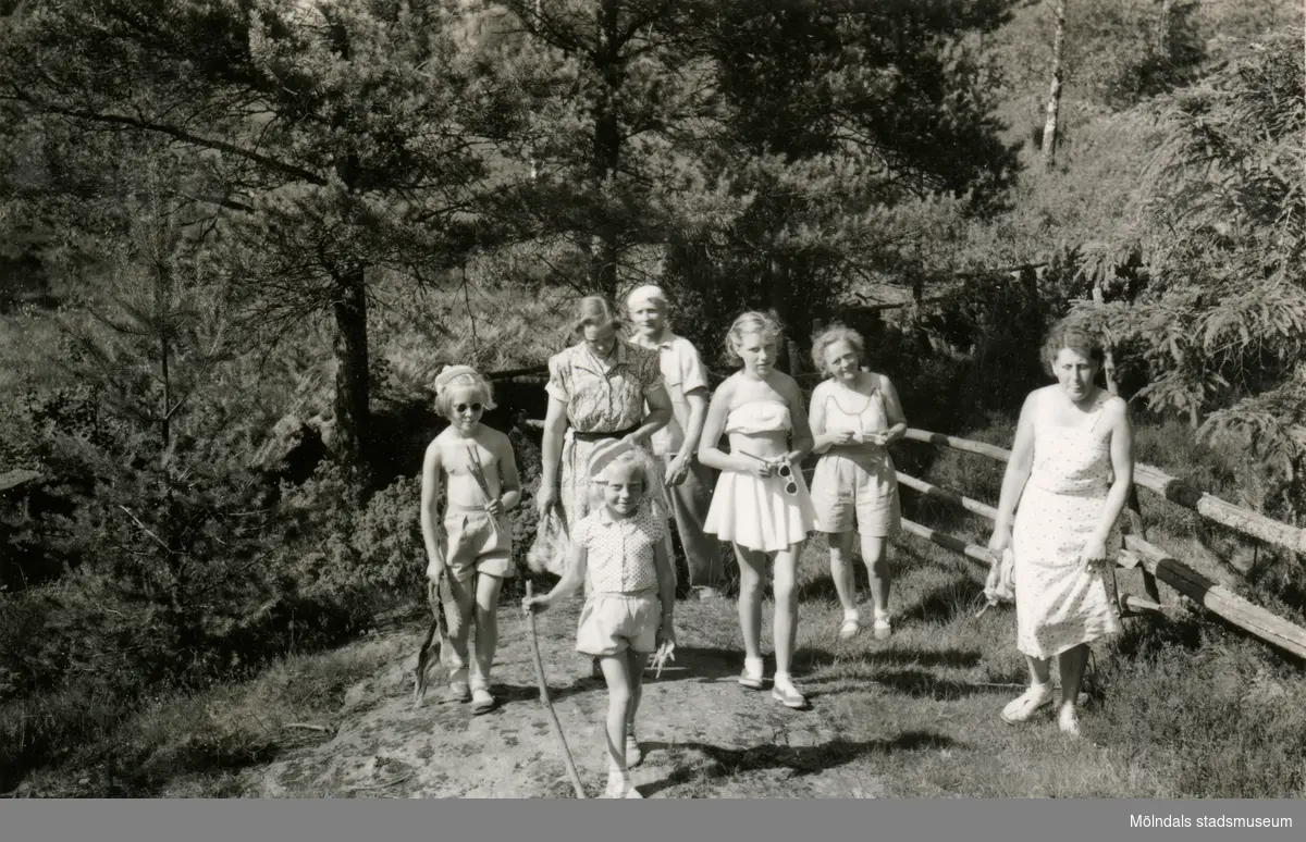 På väg hemåt efter bad i Gravsjön, juli 1952. Med på bild är: Faster Greta, Bror "Petter" Pettersson, Per (Petters halvbror) med hustrun Elin och dottern Mona samt systrarna Eva och Karin Pettersson.
Relaterade motiv: 2023_0136 och 2023_0137.
