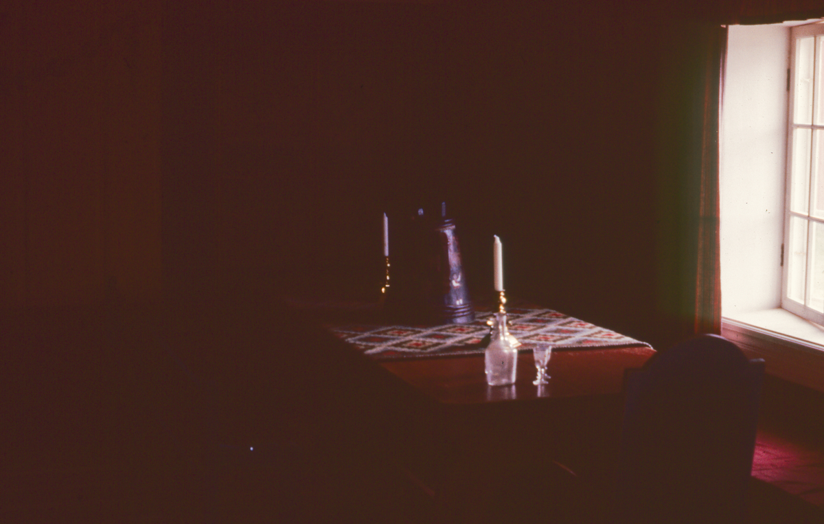 Bord med lysestaker