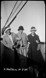 Kvinner ombord i D/S Haakon Adalstein