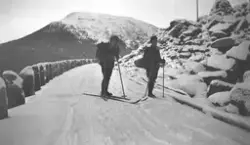 2 personar på ski gjennom Øybergsura. 
Kristian Berge t.h.