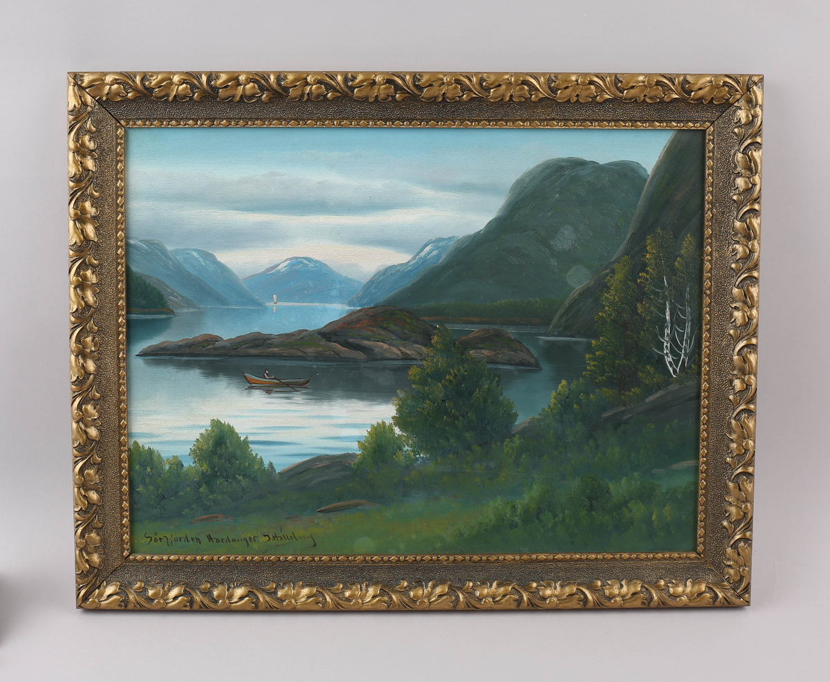 Landskapsmåleri med ramme, olje på lerret, med motiv frå Sørfjorden i Hardanger. Måleriet er signert. Ramma er i profilert, gullfarga treverk med bladdekor.
