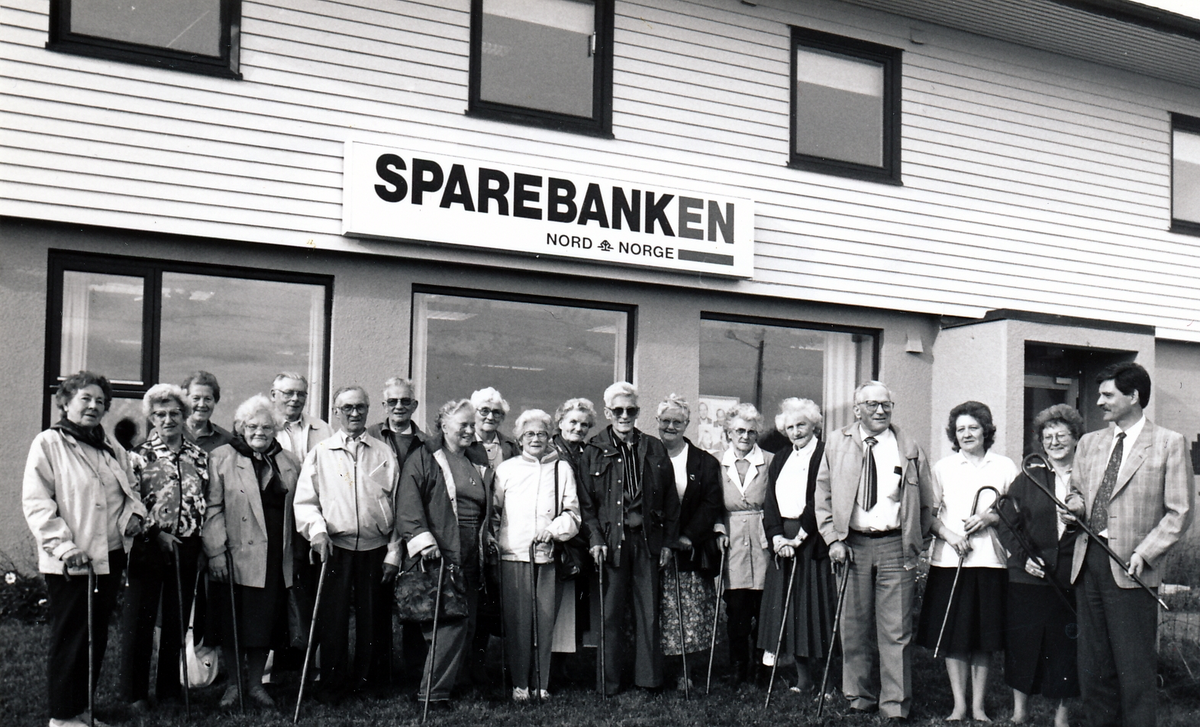 Sør-Tranøy Pensjonistforening utenfor Sparebanken på Stonglandseidet, Senja
