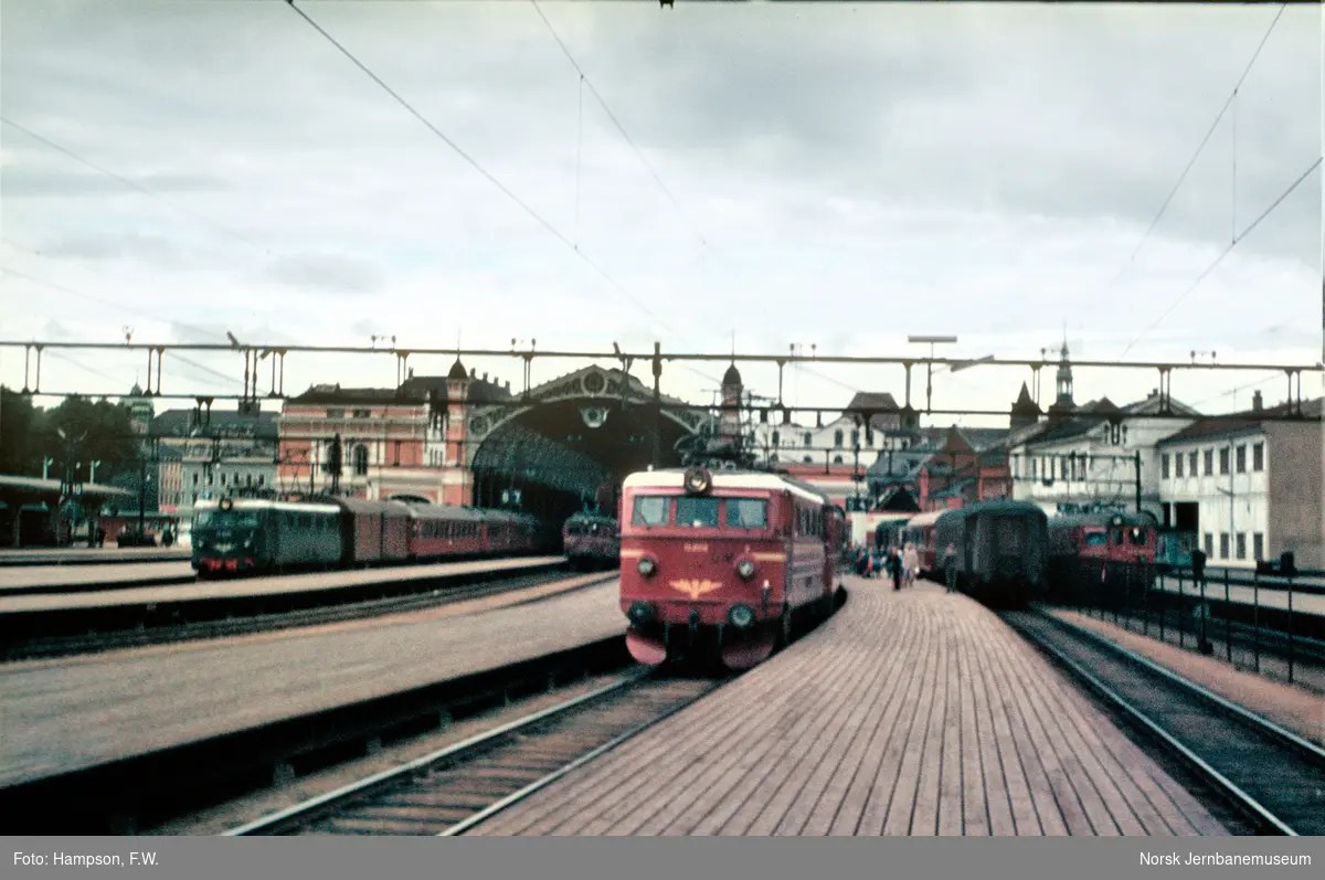Persontog på Oslo Østbanestasjon. Fra venstre El 13 med tog til Göteborg, motorvogn type 65/67 med lokaltog til Gjøvikbanen. El 13 med tog retning Hamar,