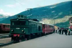 Elektrisk lokomotiv El 9 2064 med persontog til Myrdal på Fl