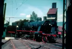 Damplokomotiv type 24b 222 på svingskiven utenfor lokomotivs