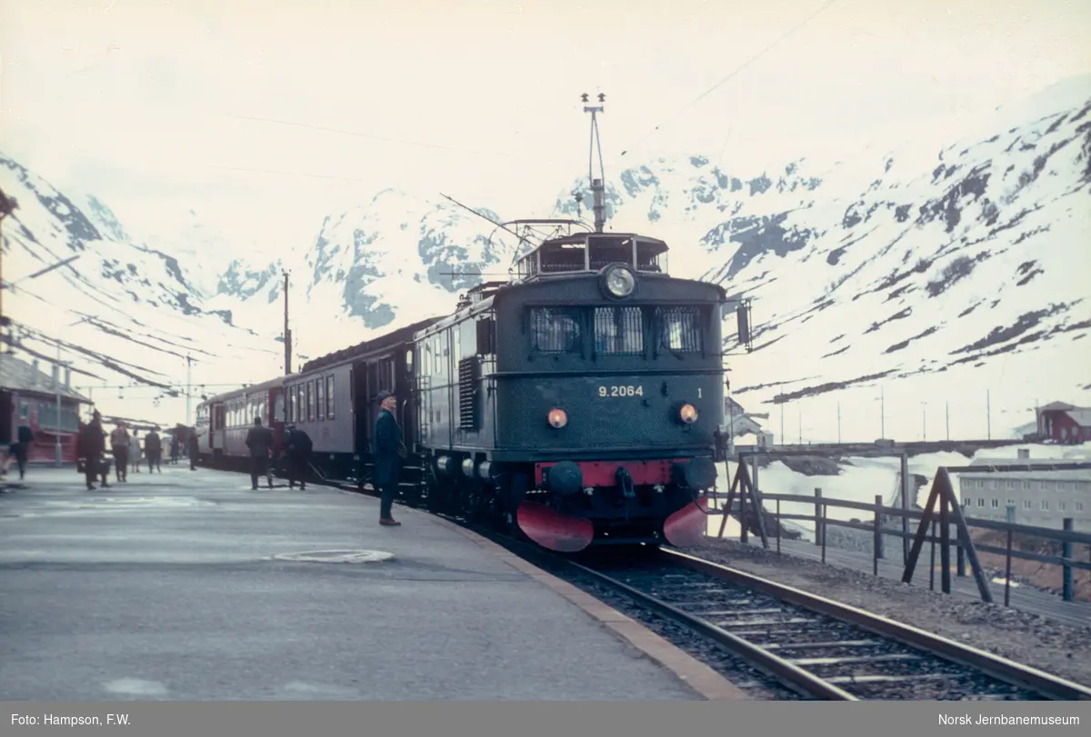 Elektrisk lokomotiv type El 9 2064 med tog til Flåm på Myrdal stasjon
