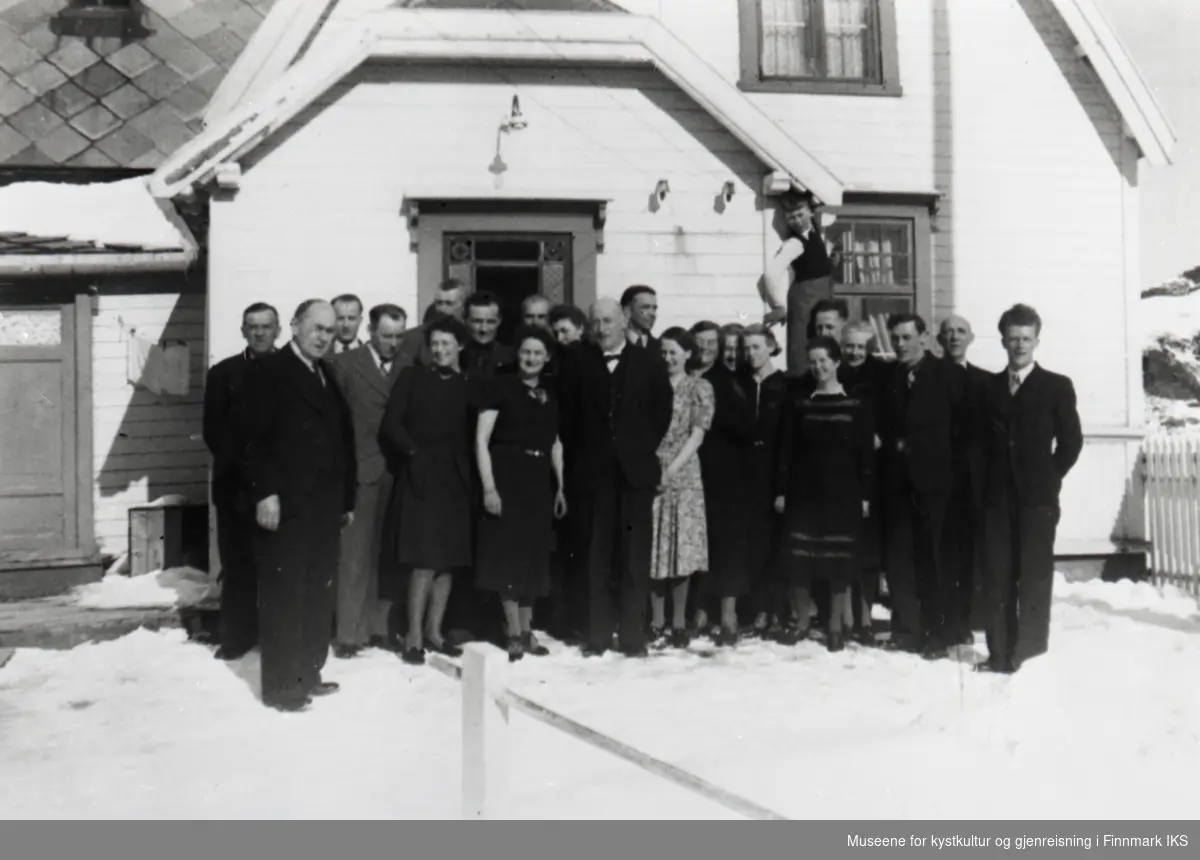 Kamøyvær. Viggo Bruuns 50-årsdag. Slekt og venner samlet ved inngangspartiet utenfor familien Bruuns hovedgård. 11.04.1943.