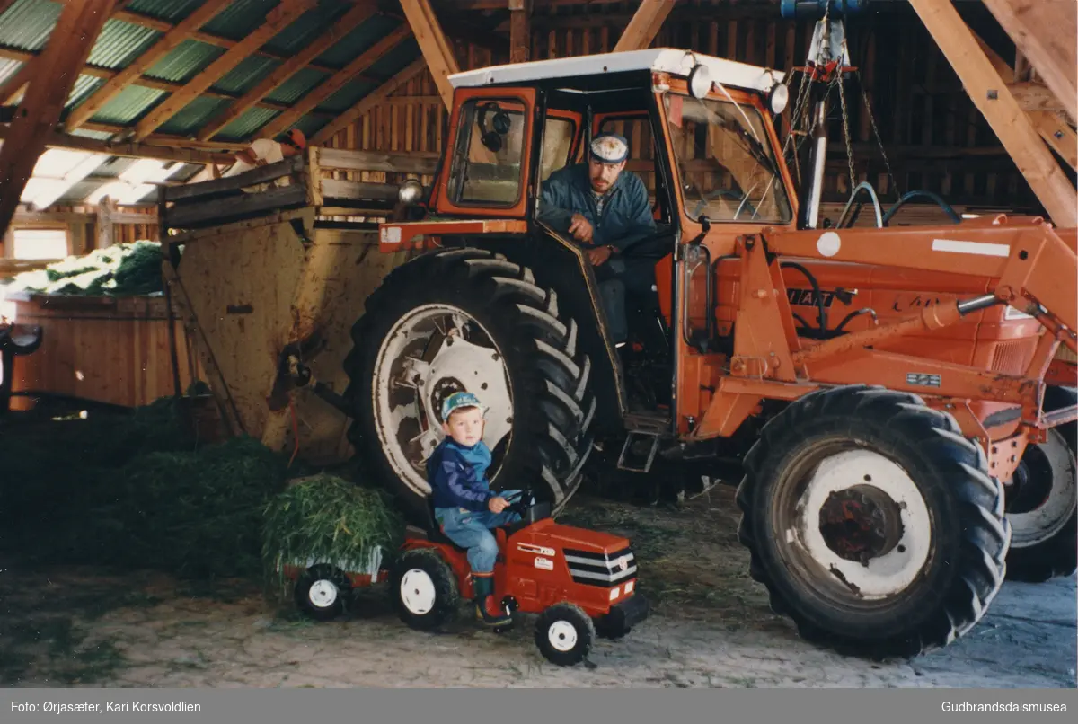 Siloslått med liten og stor traktor på Slette. 
Per Øyvind Ørjasæter (f. 1965) og Laurits Ørjasæter (f. 1993)