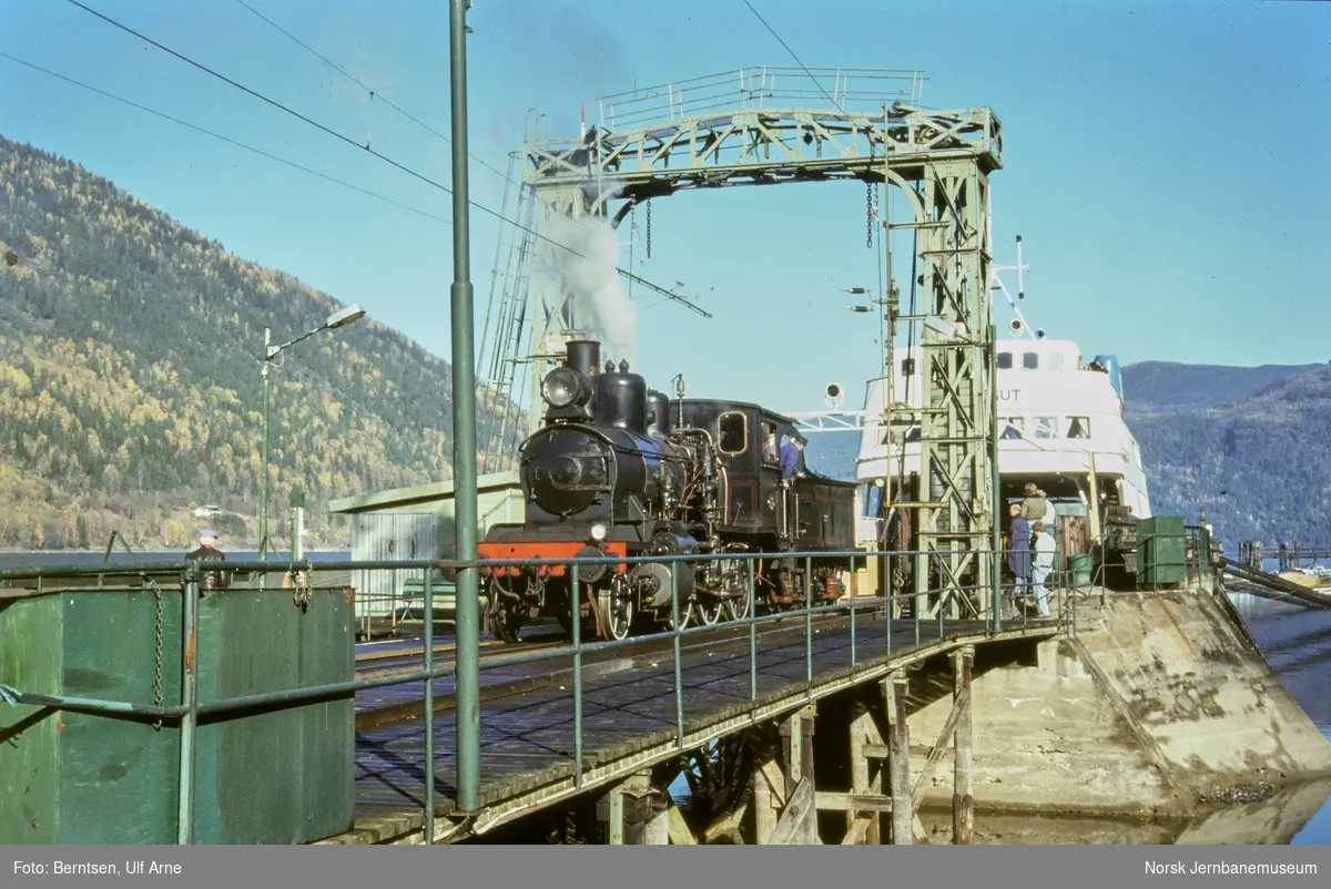 Damplokomotiv 21b 225 og M/F Storegut ved fergeleiet på Mæl