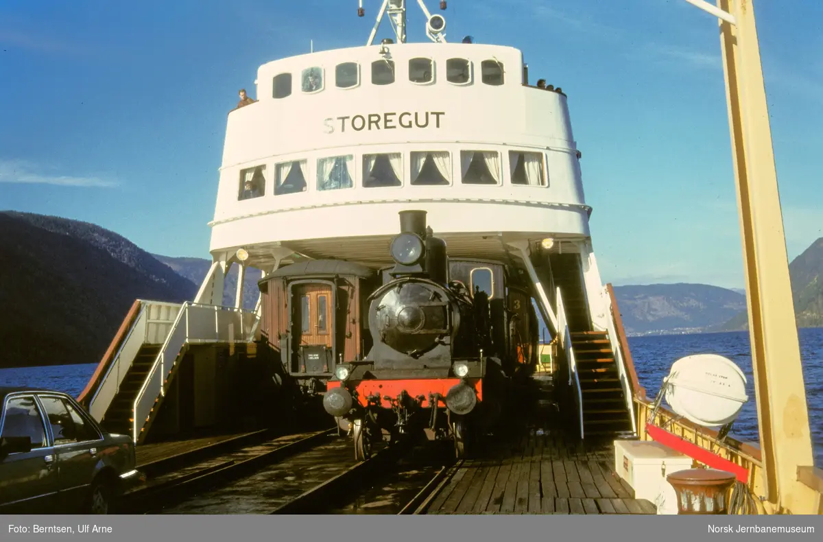 Damplokomotiv 21b 225 ombord på M/F Storegut, underveis over Tinnsjø mellom Mæl og Tinnoset