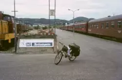Bodø stasjon. Til venstre diesellokomotiv Di 5 875, til høyr