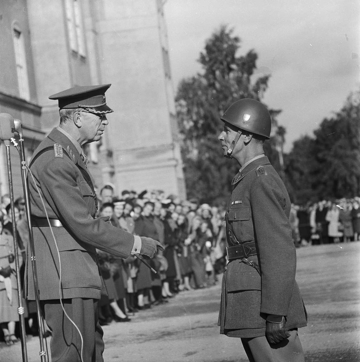 Konung Gustav VI Adolf överlämnar ny fana till I 8, Uppsala 1955