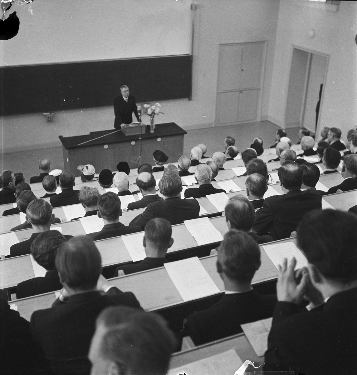 Konung Gustav VI Adolf håller en föreläsning, Uppsala 1955