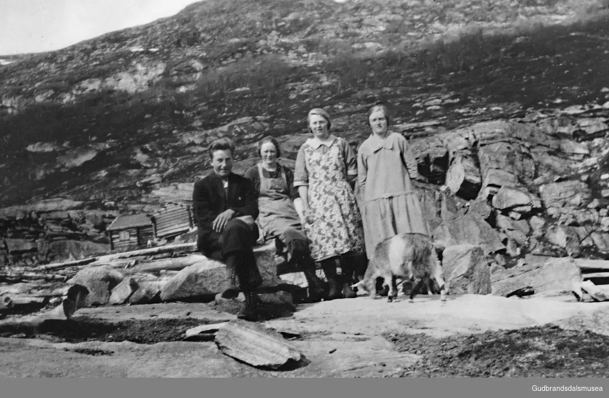 På Mysubytta.  
F.v.: Ragnar Brekkum (f. 1895), Else Storbråten (f. 1912 g. Kveum), Ida Storbråten (f. Ørjasæter 1878), Hilma Ørjasæter (f. 1890)