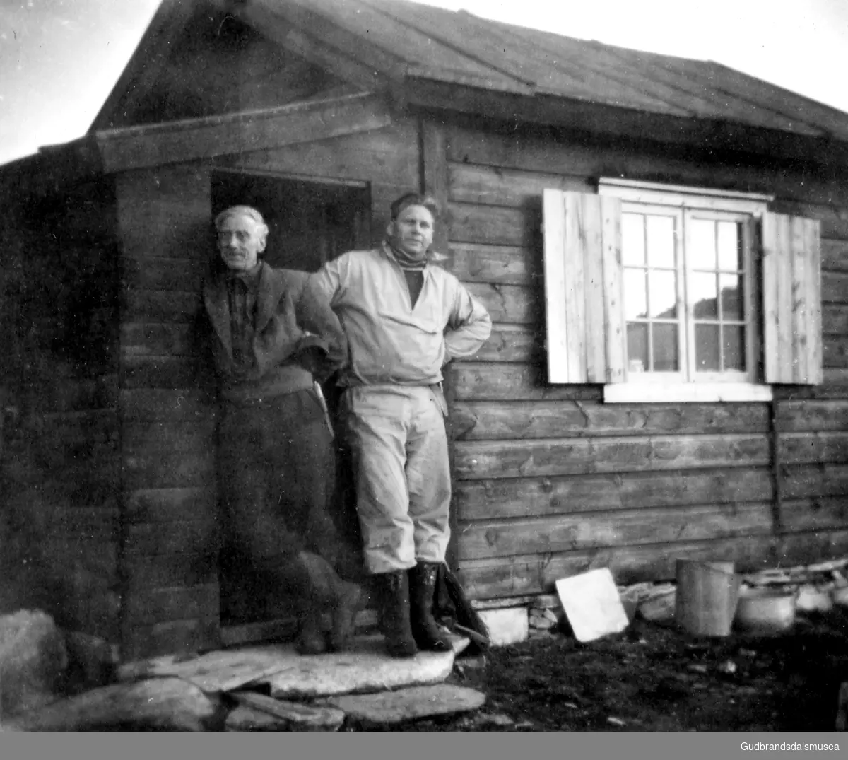 Sigurd Bjørgen (f. 1897) og Per Bjørgen (f. 1924) framfor hytta ved Aursjoen