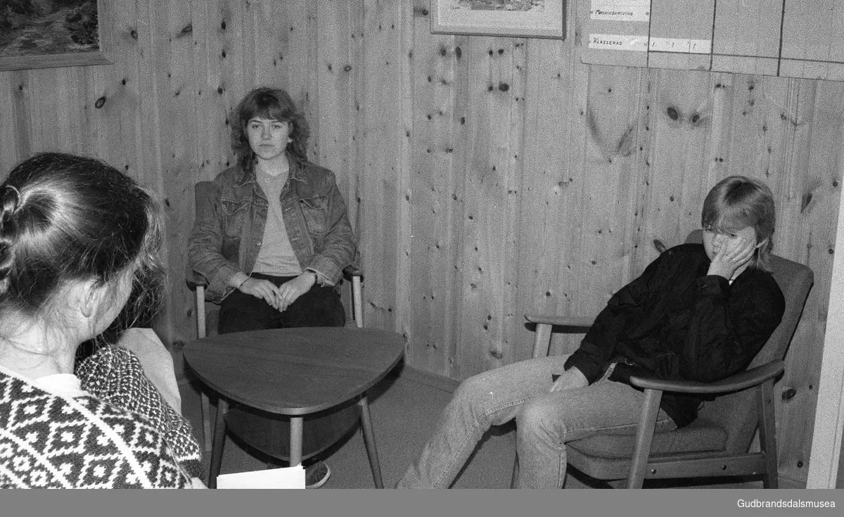 Prekeil'n, skuleavis Vågå ungdomsskule, ca 1985.
Øydis Raddum, Unni Barlund, Marianne Hellebergshaugen Stadeløkken.