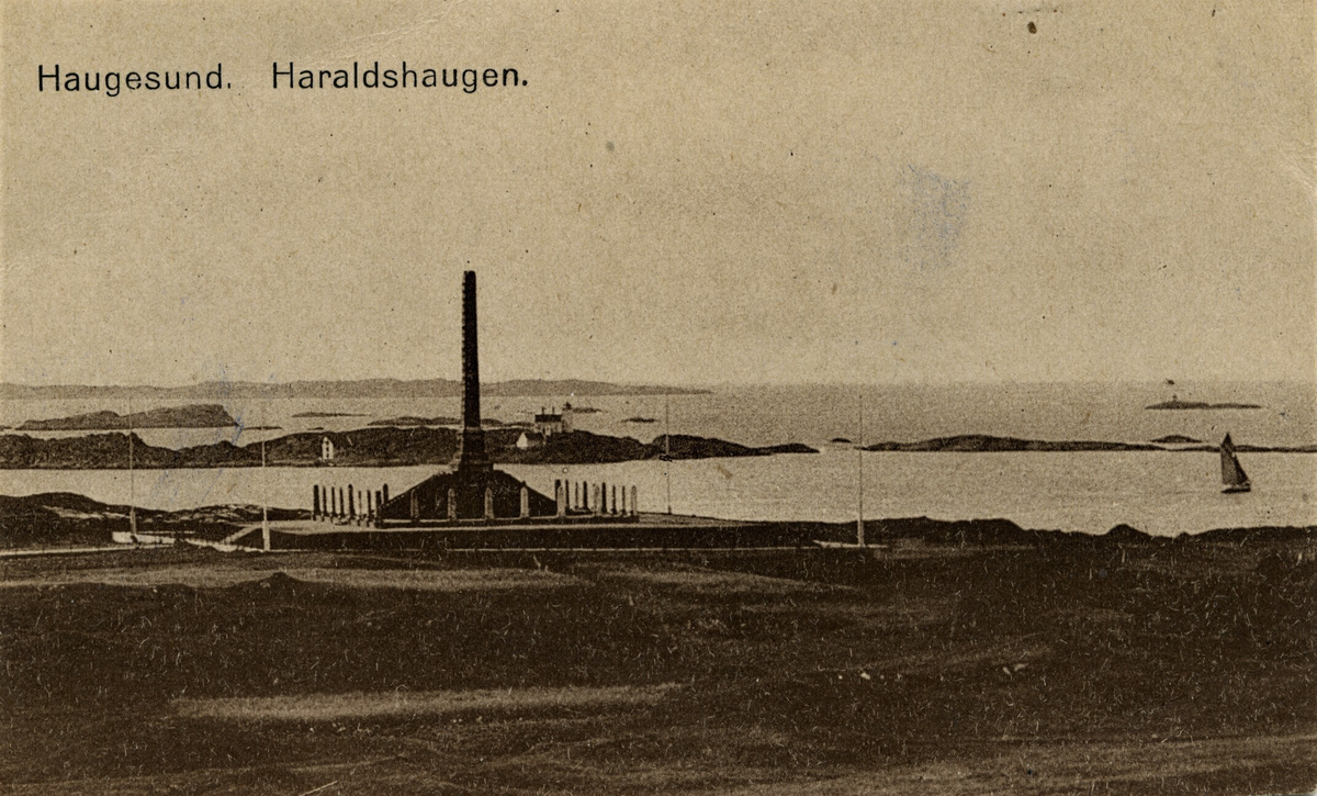 Prospektkort med bilde av Haraldshaugen med Sørhaugøy, Tonjer fyr og Sletta i bakgrunnen. 