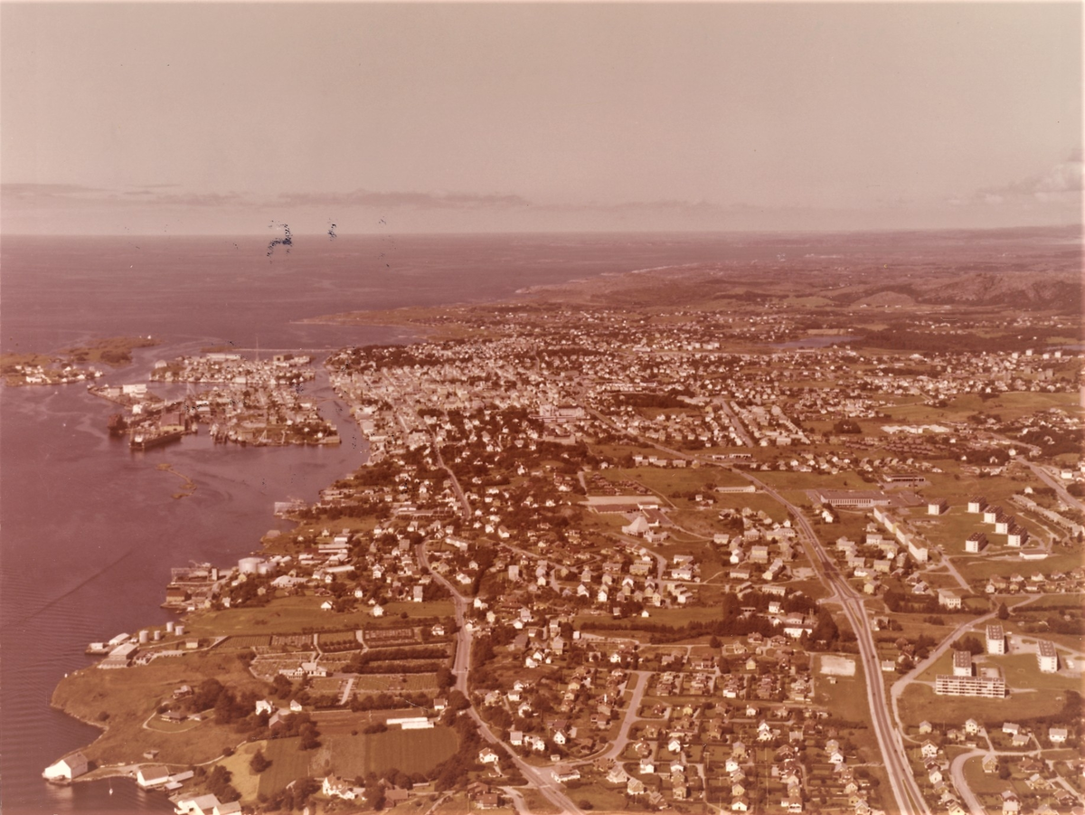 Flyfoto over Haugesund sett fra sør. Vår Frelsers gravlund ligger i forgrunnen.