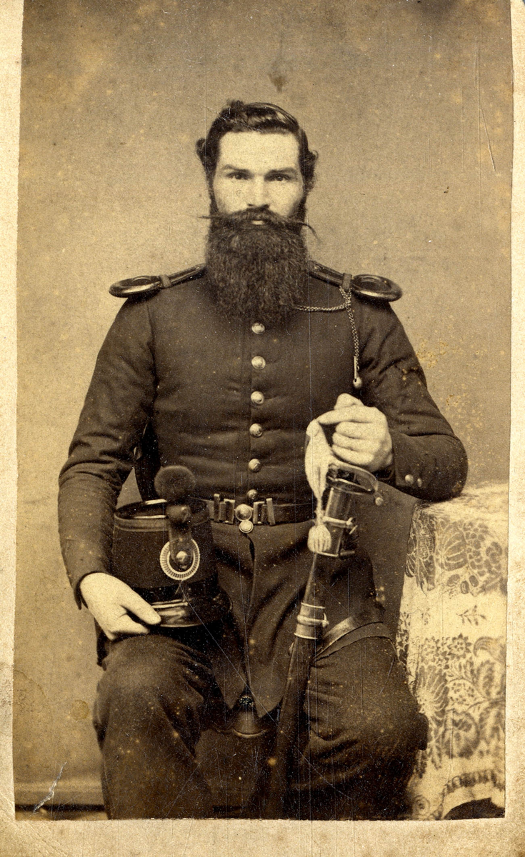 Portrett av mann i uniform