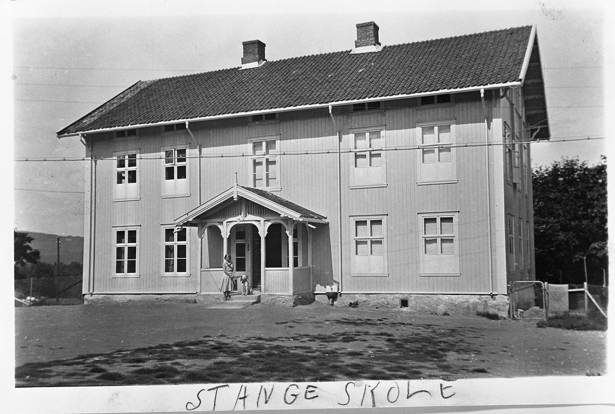 Bilde fra Stange Skole.
På verandaen Hildur Rødseth med fuglehunden.
Hildur Rødseth var kona til lærer Pål Rødseth ved Stange Skole.  Han ble senere lærer og klokker ved Hoffsvangen.