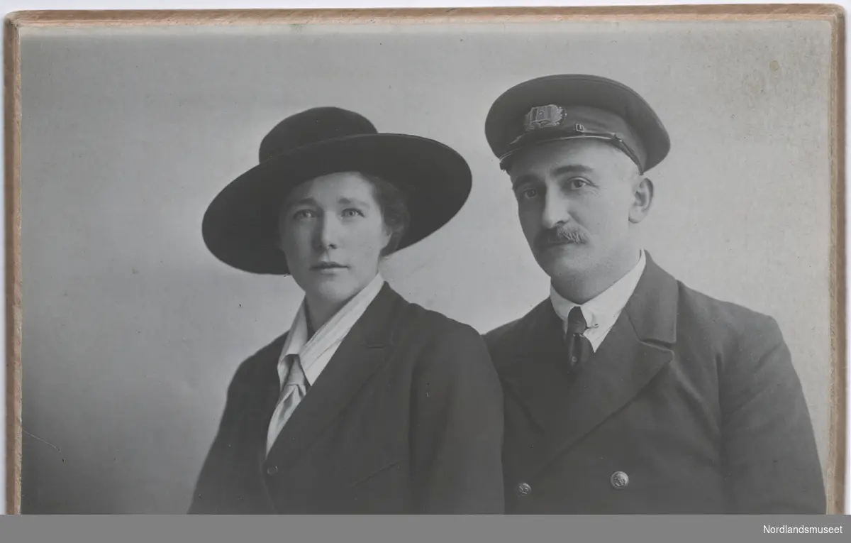 Portrett av et par, Oluffa Marie f. Fremmerlid (Lulla) og hennes mann Efim Tcholarie. Brudebilde.