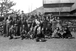 Elevar ved Lom og Skjåk realskule 1942 ved Lom stavkyrkje