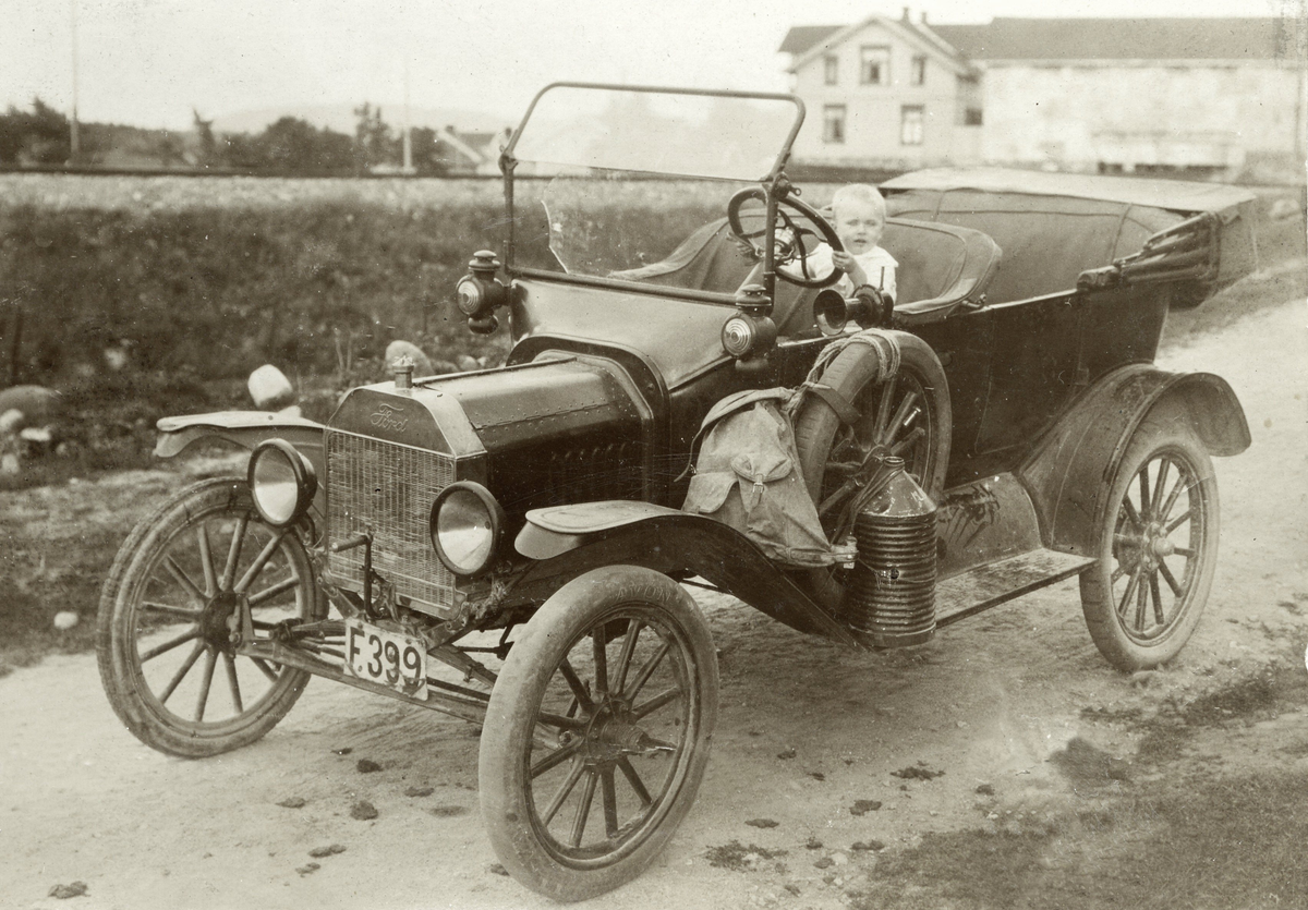 Utenfor Andres Liens hus i Riegelsbakken. I bilen: Svein Lien f.1921.
Bilen er en Ford T 1914-15, siste modell med kantet messingradiator.