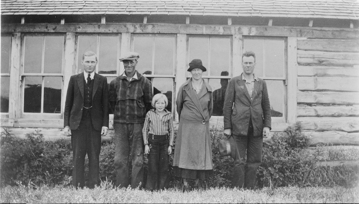Gruppe foran en skolestue i British Colubia, Canada, rundt 1932.