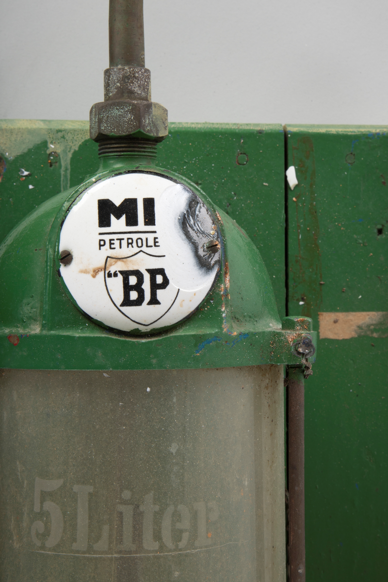 Bensinpumpe BP
Glasstank og røropplegg påmontert treplate
