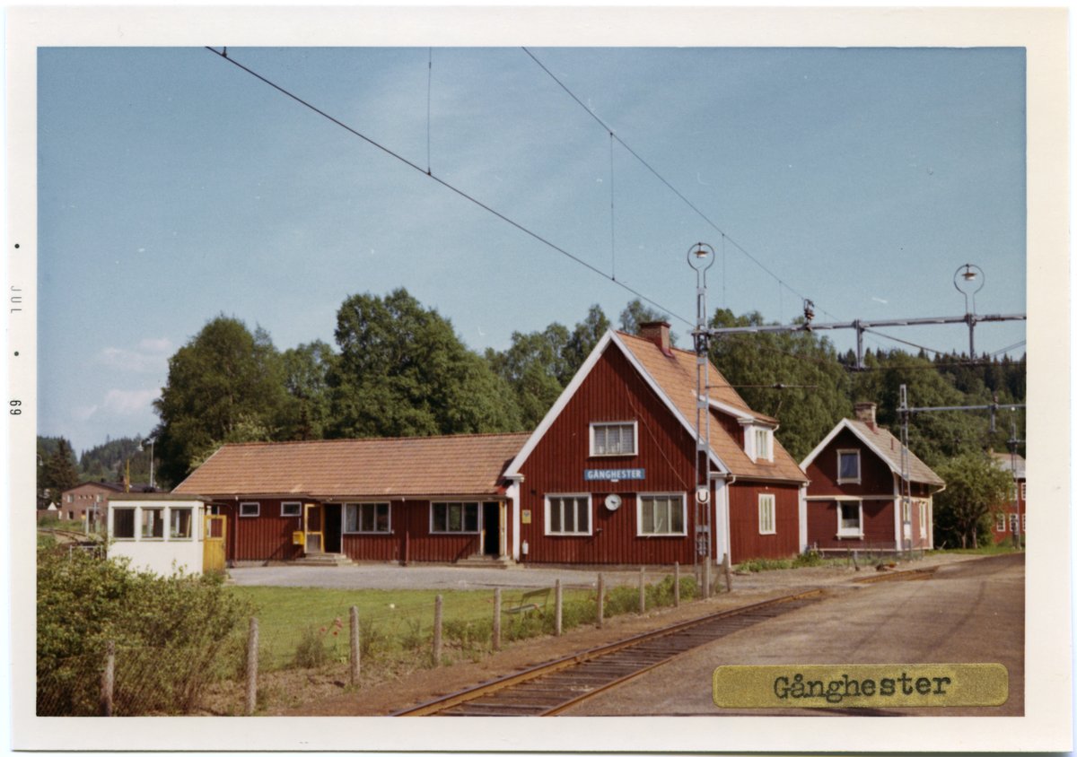 Vy vid Gånghester. Stationhuste byggdes 1917 enligt arkitekten Rudolf Lagne, Göteborg ritningar. Nya expeditionslokaler tillbyggdes 1948. Elektriskt ställverk