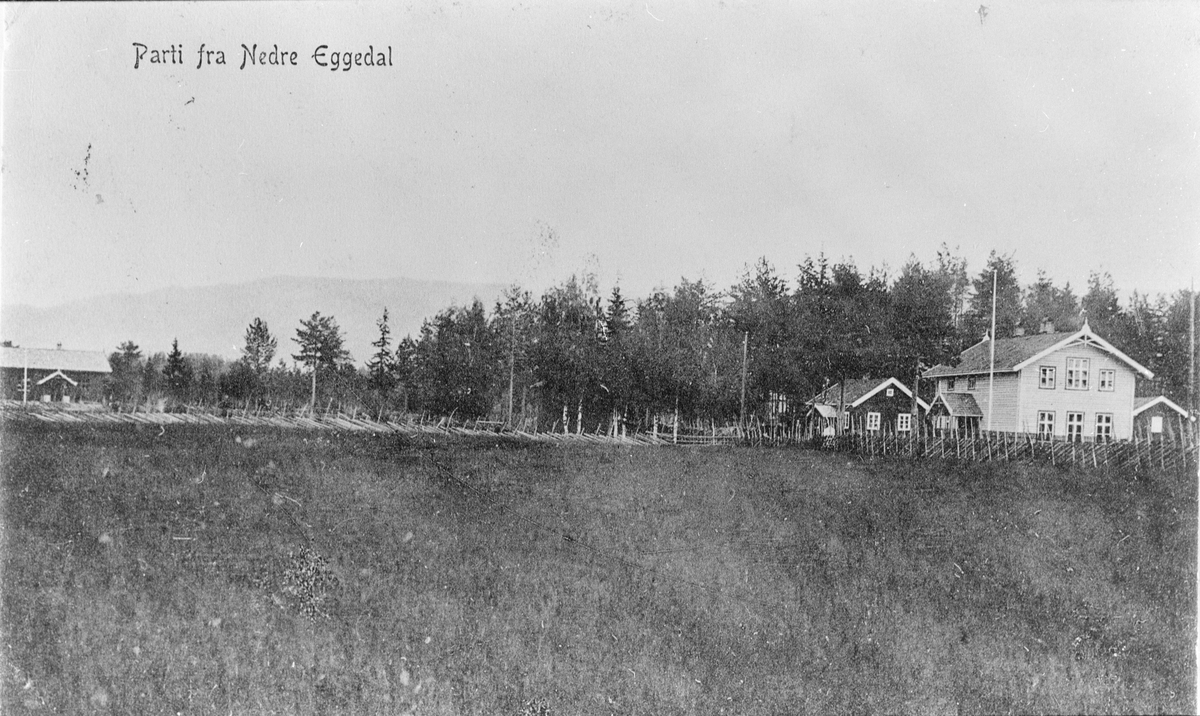 "Parti fra Nedre Eggedal". Postkortmotiv, med tidligere Enger skole til høyre (nåværende Hyttemøbler). Før 1907.
