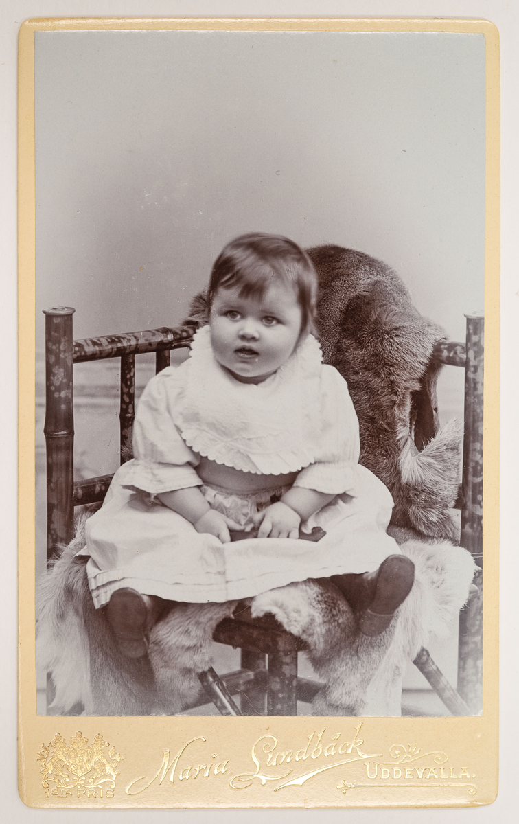 Visitkortsporträtt av Gulli Zachau. Fotografiet sitter i fotoalbum som tillhört Gertrud Zachau. Fotografiet sitter på sida 33.